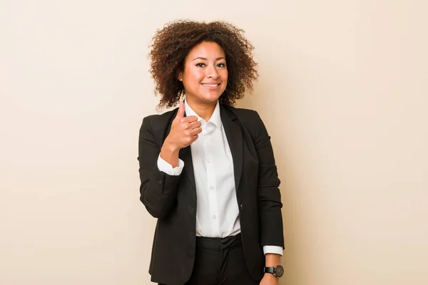 Jonge Business Afro Amerikaanse Vrouw Glimlachend Het Verhogen Van Duim — Stockfoto
