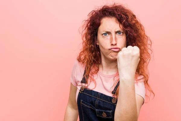 Jovem Ruiva Bonita Ruiva Mulher Vestindo Jeans Dungaree Mostrando Punho — Fotografia de Stock