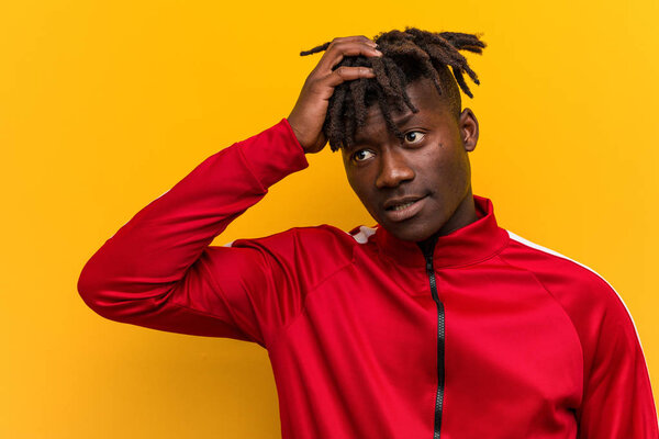 Молодой африканский спортсмен был шокирован, он вспомнил важную встречу
.