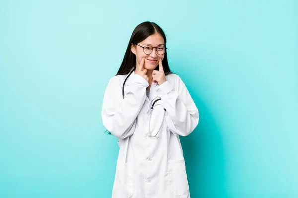 Joven Doctora China Dudando Entre Dos Opciones —  Fotos de Stock