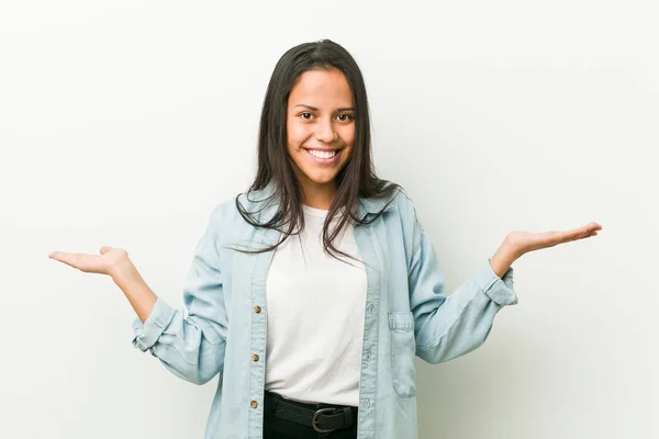 Mujer Hispana Joven Mostrando Una Expresión Bienvenida — Foto de Stock