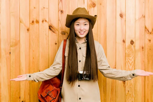 年轻的中国旅行家妇女表现出欢迎的表情 — 图库照片