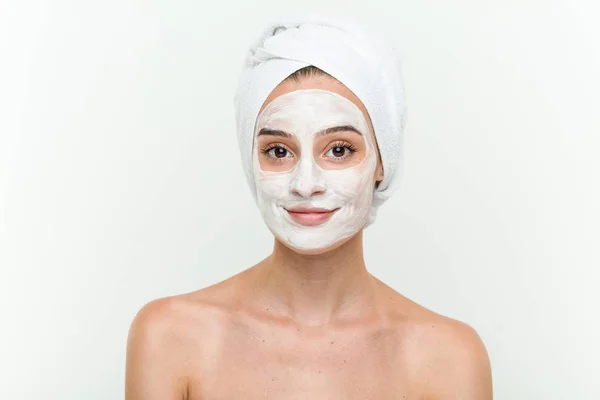 年轻的白人妇女享受面部面罩治疗 — 图库照片