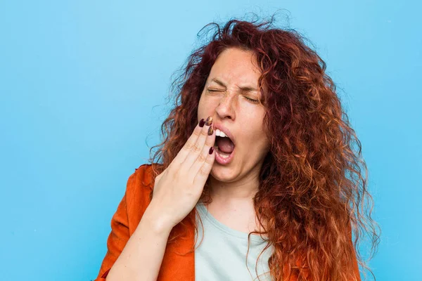 若い赤毛のエレガントな女性あくびは 手で口を覆う疲れたジェスチャーを示す — ストック写真