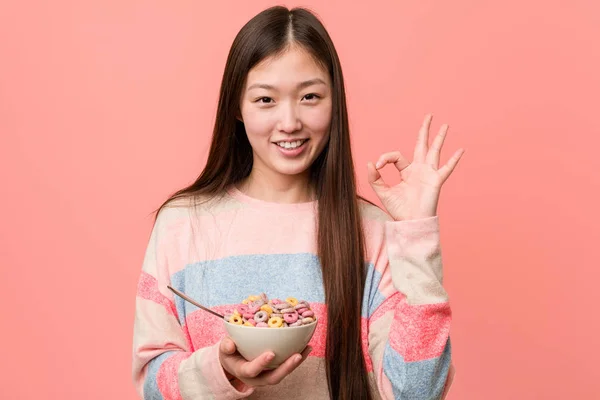 Jonge Aziatische Vrouw Met Een Cornflakes Kom Vrolijk Zelfverzekerd Tonen — Stockfoto