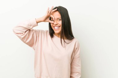 Genç sevimli İspanyol genç kadın göz ok jest tutmak heyecanlı.