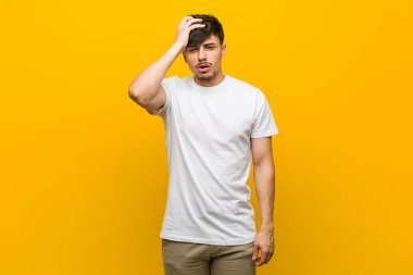 Genç İspanyol rahat adam yorgun ve çok uykulu başında el tutmak.