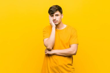 Sıkılmış, yorgun ve dinlenmek için bir gün gerekir Genç İspanyol rahat adam.