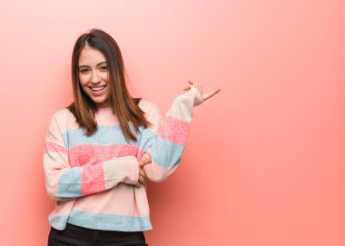 Yan parmak ile işaret eden genç Sevimli Kadın