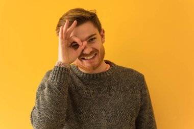 Genç kızıl saçlı adam göz ok jest yapıyor emin yakın çekim yüz