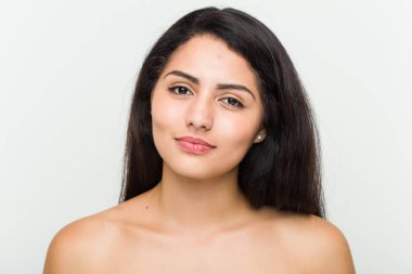 Genç güzel ve doğal İspanyol kadının yakın çekim