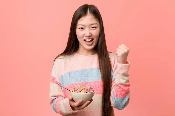 Jonge Aziatische Vrouw Met Een Granen Bowl Juichen Zorgeloos Opgewonden — Stockfoto