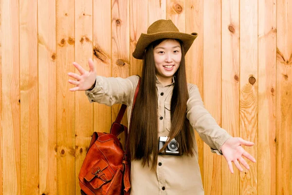 Joven Viajero Chino Mujer Siente Seguro Dar Abrazo Cámara —  Fotos de Stock