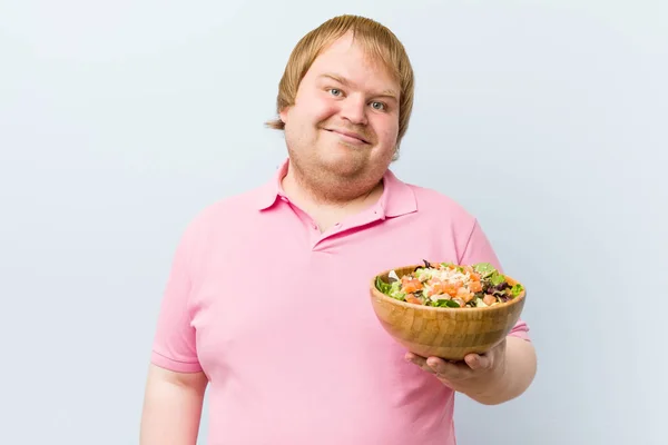 Caucásico Loco Rubio Gordo Hombre Sosteniendo Una Ensaladera — Foto de Stock