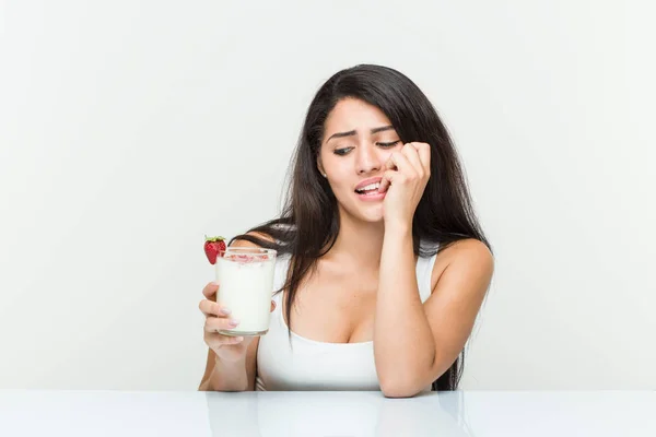 Joven Mujer Hispana Sosteniendo Batido —  Fotos de Stock