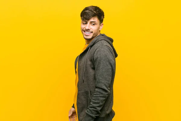 Jovem Hispânico Casual Homem Olha Para Lado Sorridente Alegre Agradável — Fotografia de Stock