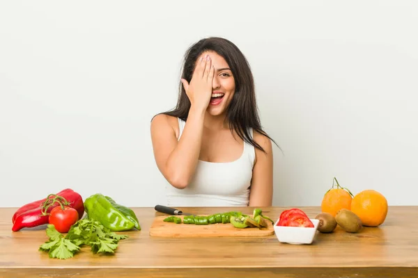 Giovane Donna Curvy Preparare Pasto Sano Divertirsi Coprendo Metà Del — Foto Stock