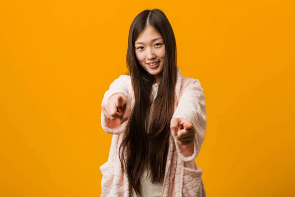 Joven Mujer China Pijama Sonrisas Alegres Apuntando Hacia Frente — Foto de Stock