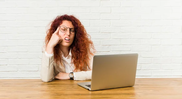 Jovem Ruiva Encaracolado Mulher Trabalhando Com Seu Laptop Mostrando Gesto — Fotografia de Stock