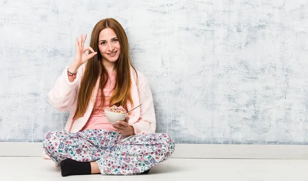 Jonge Blanke Vrouw Met Een Granen Bowl Vrolijk Zelfverzekerd Toont — Stockfoto