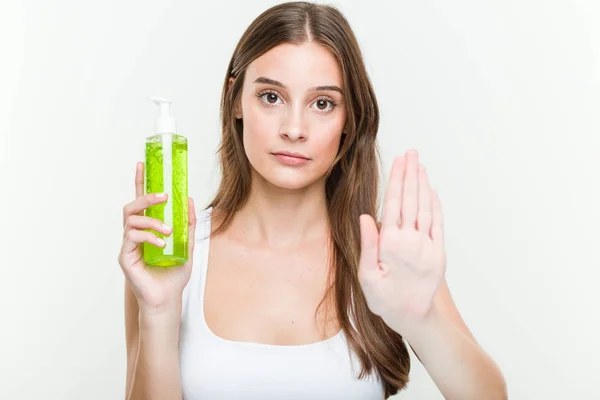 Young Caucasian Woman Holding Aloe Vera Bottle Standing Outstretched Hand — Stock Photo, Image