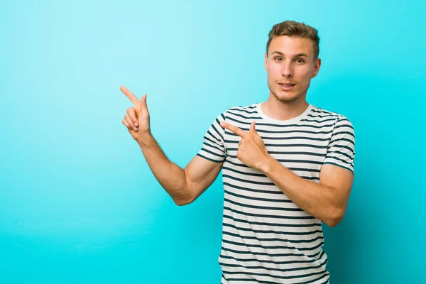 Jeune Homme Caucasien Contre Mur Bleu Choqué Pointant Avec Des — Photo