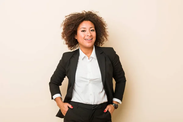 Young Business Afrikansk Amerikansk Kvinna Övertygad Att Hålla Händerna Höfter — Stockfoto