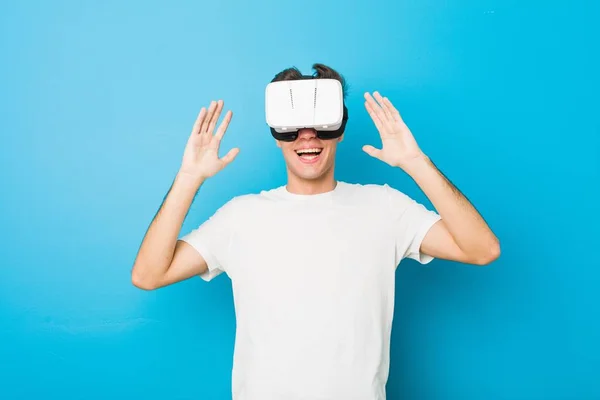 Adolescente Caucasiano Homem Usando Óculos Realidade Virtual — Fotografia de Stock