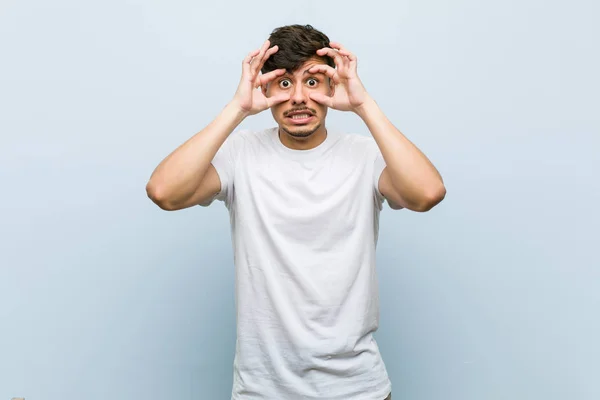 Young Caucasian Man Wearing White Tshirt Keeping Eyes Opened Find — Stock Photo, Image