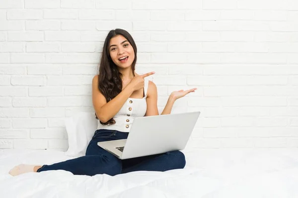 Jonge Arabische Vrouw Werken Met Haar Laptop Het Bed Opgewonden — Stockfoto