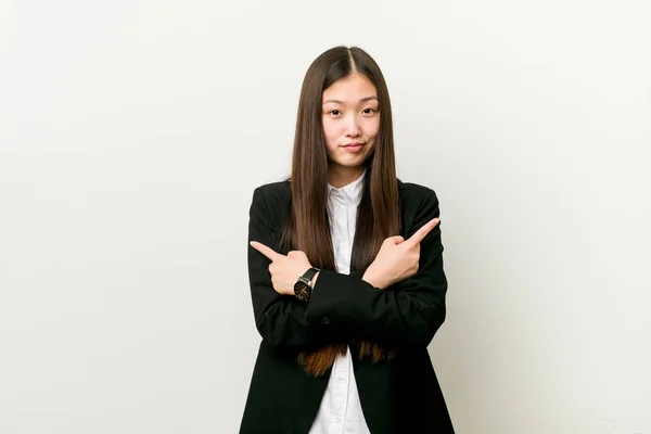 Jovem Mulher Negócios Chinesa Bonita Aponta Para Lados Está Tentando — Fotografia de Stock
