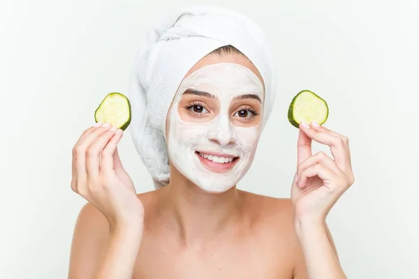 Genç Beyaz Kadın Salatalık Ile Yüz Maskesi Tedavisi Zevk — Stok fotoğraf