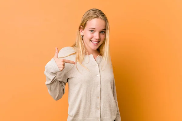 Linda Natural Adolescente Persona Señalando Mano Espacio Copia Camisa Orgulloso — Foto de Stock