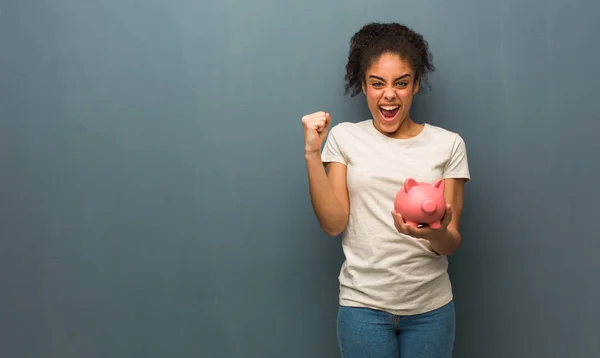 Jovem Negra Gritando Muito Irritada Agressiva Ela Está Segurando Banco — Fotografia de Stock