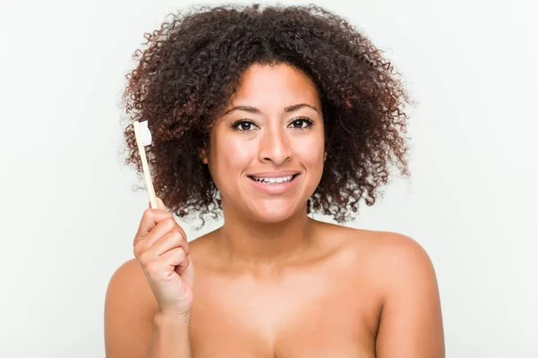 Primer Plano Una Joven Afroamericana Cepillándose Los Dientes Con Cepillo — Foto de Stock