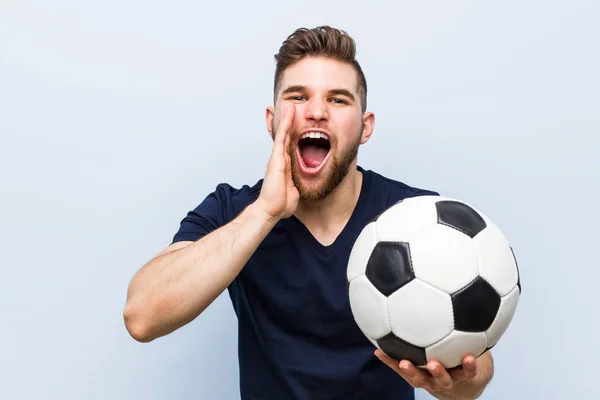 Jonge Kaukasische Man Met Een Soccer Ball Schreeuwen Opgewonden Naar — Stockfoto