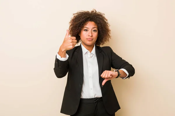 Молодий Бізнес Афроамериканець Жінка Показує Великі Пальці Вгору Вниз Важко — стокове фото