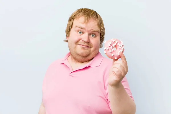 Caucásico Loco Rubio Gordo Hombre Sosteniendo Donuts — Foto de Stock