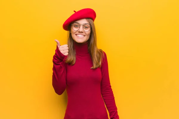 Joven Artista Francesa Sonriendo Levantando Pulgar Hacia Arriba —  Fotos de Stock