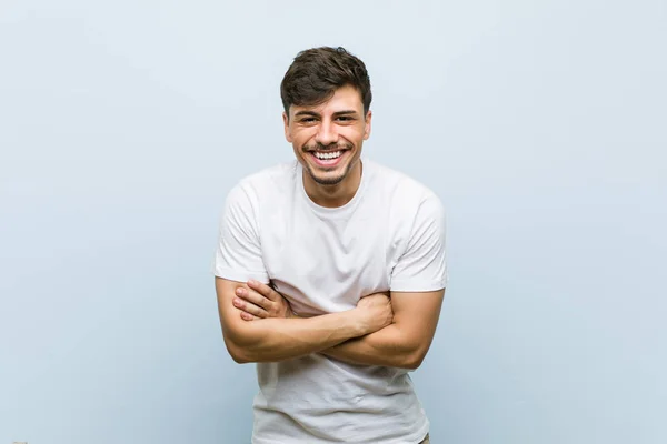 Jovem Caucasiano Vestindo Uma Tshirt Branca Rindo Divertindo — Fotografia de Stock