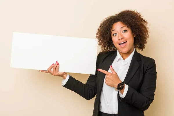 Junge Afrikanisch Amerikanische Frau Hält Ein Plakat Und Lächelt Fröhlich — Stockfoto