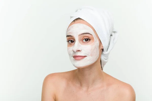 年轻的白人妇女享受面部面罩治疗 — 图库照片