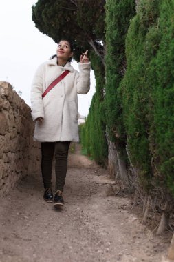 Bir doğa yerinde genç hintli kadın