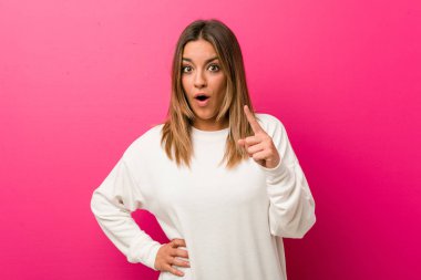 Bir fikir, ilham kavramı olan bir duvara karşı Genç otantik karizmatik gerçek insanlar kadın.