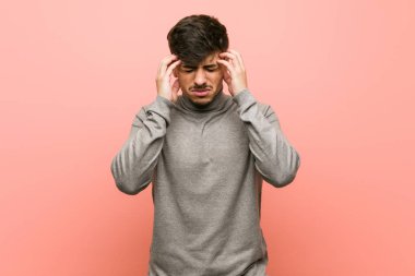 Genç akıllı öğrenci adam tapınakdokunmadan ve baş ağrısı olan.