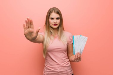Genç güzel rus kız öne el koyarak. Elinde uçak bileti var..