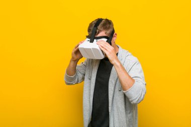 Sanal gerçeklik gözlüğü kullanan beyaz genç adam