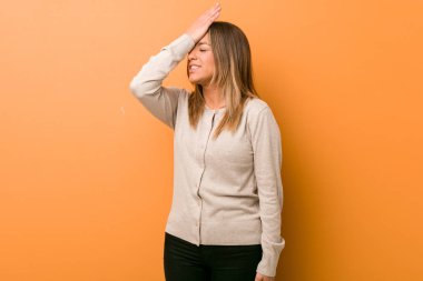 Bir şey unutmadan bir duvara karşı Genç otantik karizmatik gerçek insanlar kadın, avuç içi ve kapanış gözleri ile alnına tokat.