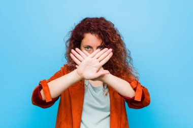 Genç kızıl saçlı zarif kadın bir inkar jestyapıyor