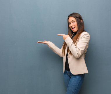 Genç iş kadını eliyle bir şey tutarak